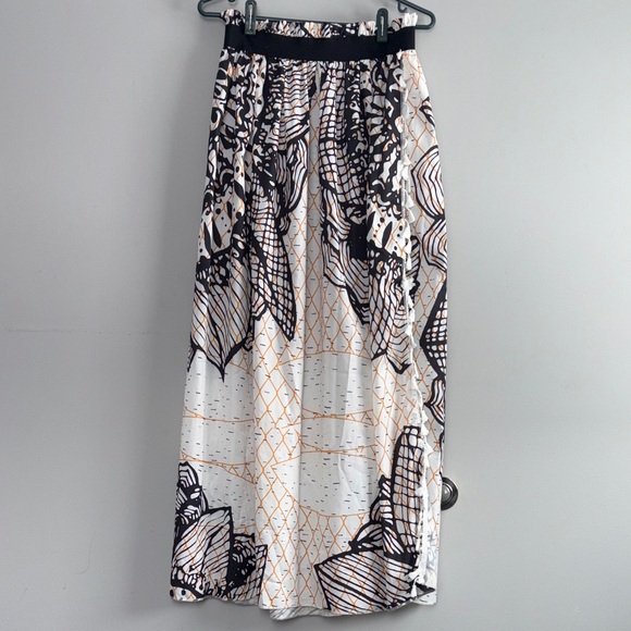 💥2/$33💥 SHEIN White Maxi Skirt with Black Floral & Gold Print - Picture 2 of 10